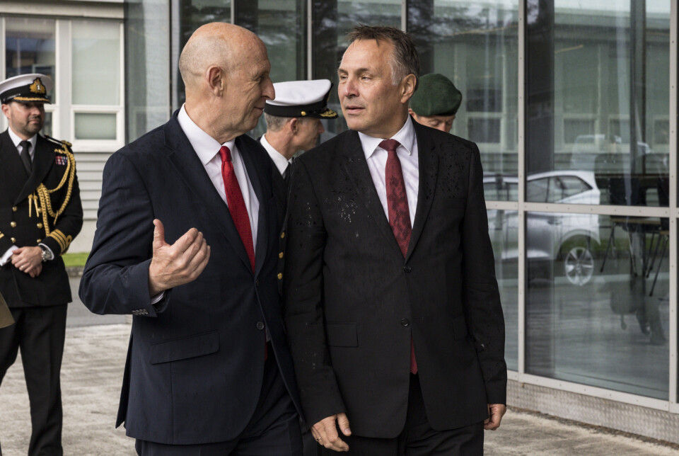 SAMARBEID: Stavanger-været viste seg fra sin mest uforutsigbare side når Storbritannias forsvarsminister John Healey besøkte Madla for å signere fregattavtalen. Her sammen med forsvarsminister Tore O. Sandvik.