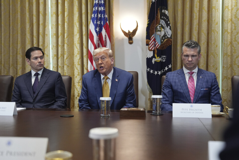 TRUMP-ADMINISTRASJONEN: Trump-administrasjonen har varslet at de skal trappe ned militær støtte til land i Europa som har grense til Russland. Utenriksminister Marco Rubio, president Donald Trump og forsvarsminister under et møte i Det hvite hus.