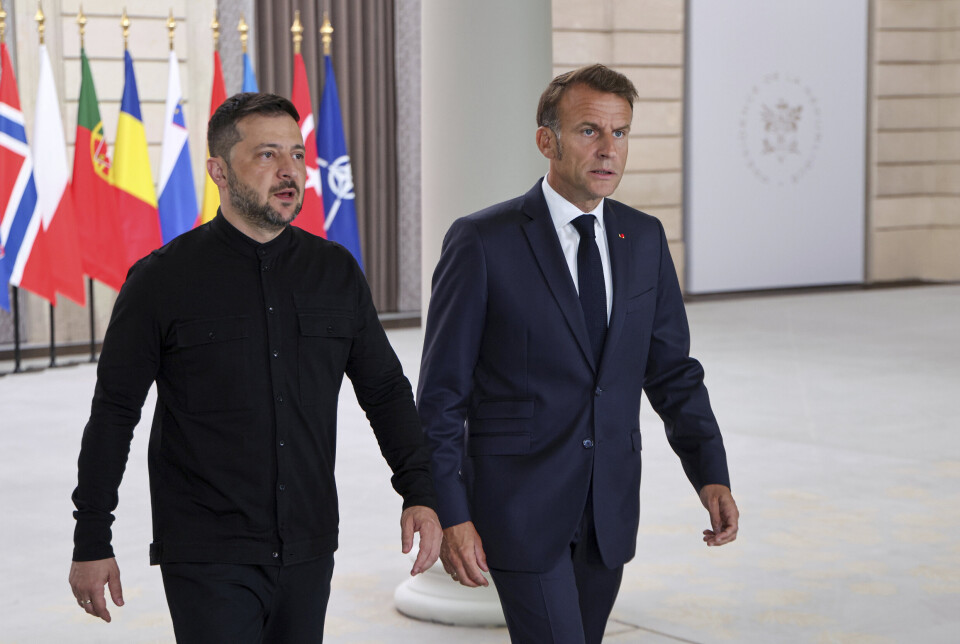 TOPPMØTE: Ukrainas president Volodymyr Zelenskyj lytter mens Frankrikes president Emmanuel Macron taler.