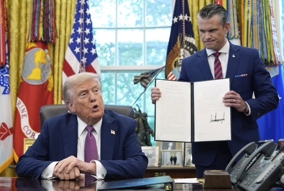 President Donald Trump og forsvarsminister Pete Hegseth, som nå kan tituleres som krigsminister, hadde en signeringsseremoni i Det ovale kontor i Det hvite hus fredag.