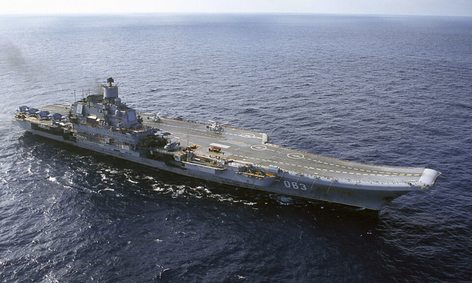 HANGARSKIPET: Admiral Kuznetsov er Russlands eneste hangarskip, men ble tatt ut av tjeneste i 2018. Her er skipet fotografert i Barentshavet i 2004.
