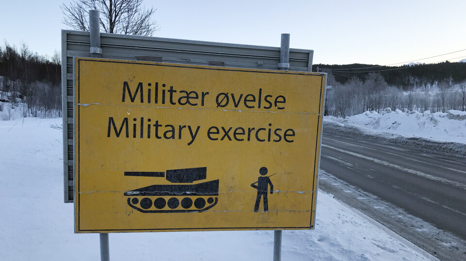 ØVELSE: Skilt for å advare om militær øvelse. Illustrasjonsbildet er ikke knyttet til saken.
