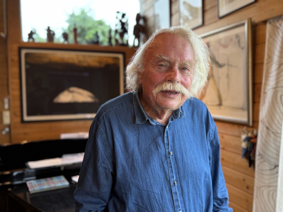 SANGGLEDE: Jan-Roar Bjørkevold poserer fremfor flygelet i stua si.