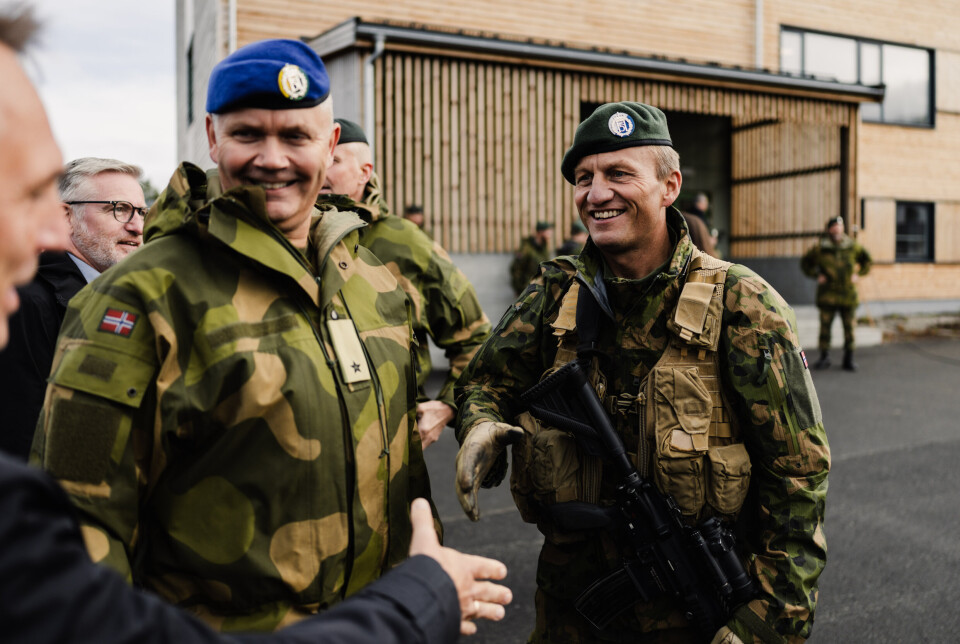 HÅNDTRYKKET: Finnmarksbrigadens sjef John Olav Fuglem hilser på forsvarsminister Tore O. Sandvik (Ap) etter oppstillingen for opprettelsen av brigaden. I midten står brigader Terje Bruøygard, som er sjef for Brigade nord.