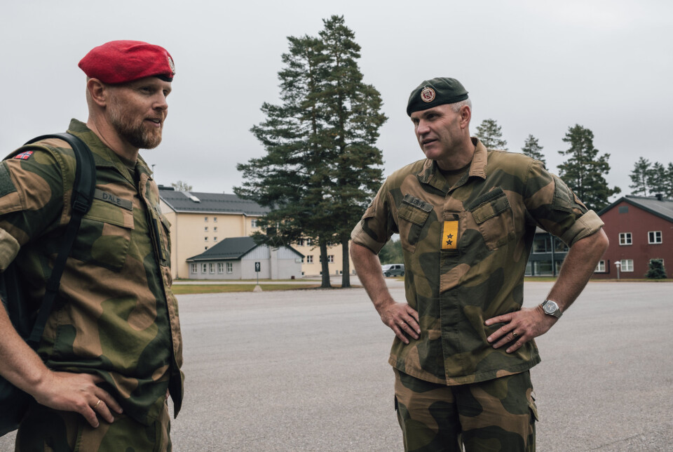 SESSVOLLMOEN: Militærpolitiregimentets første sjef, oberst Stian Dale og hærsjef Lars Lervik da regimentet ble opprettet 27. august. Regimentet skal være den faglige organisasjonen, men avgi avdelinger til andre deler av Forsvaret.