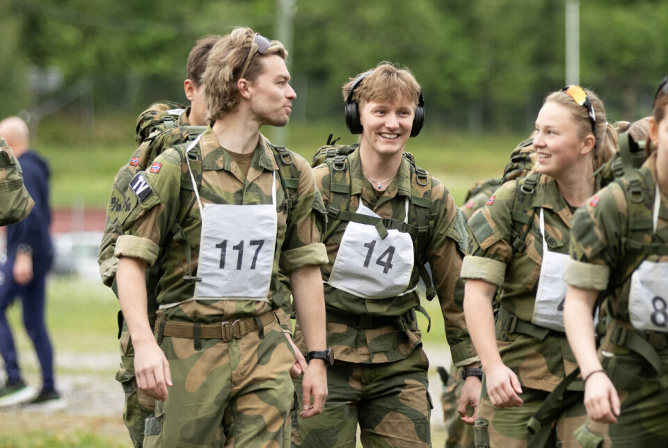 I DET FRI: En hockeysveis og den tilhørende soldaten på tremilsmarsj på Jørstadmoen i juni.