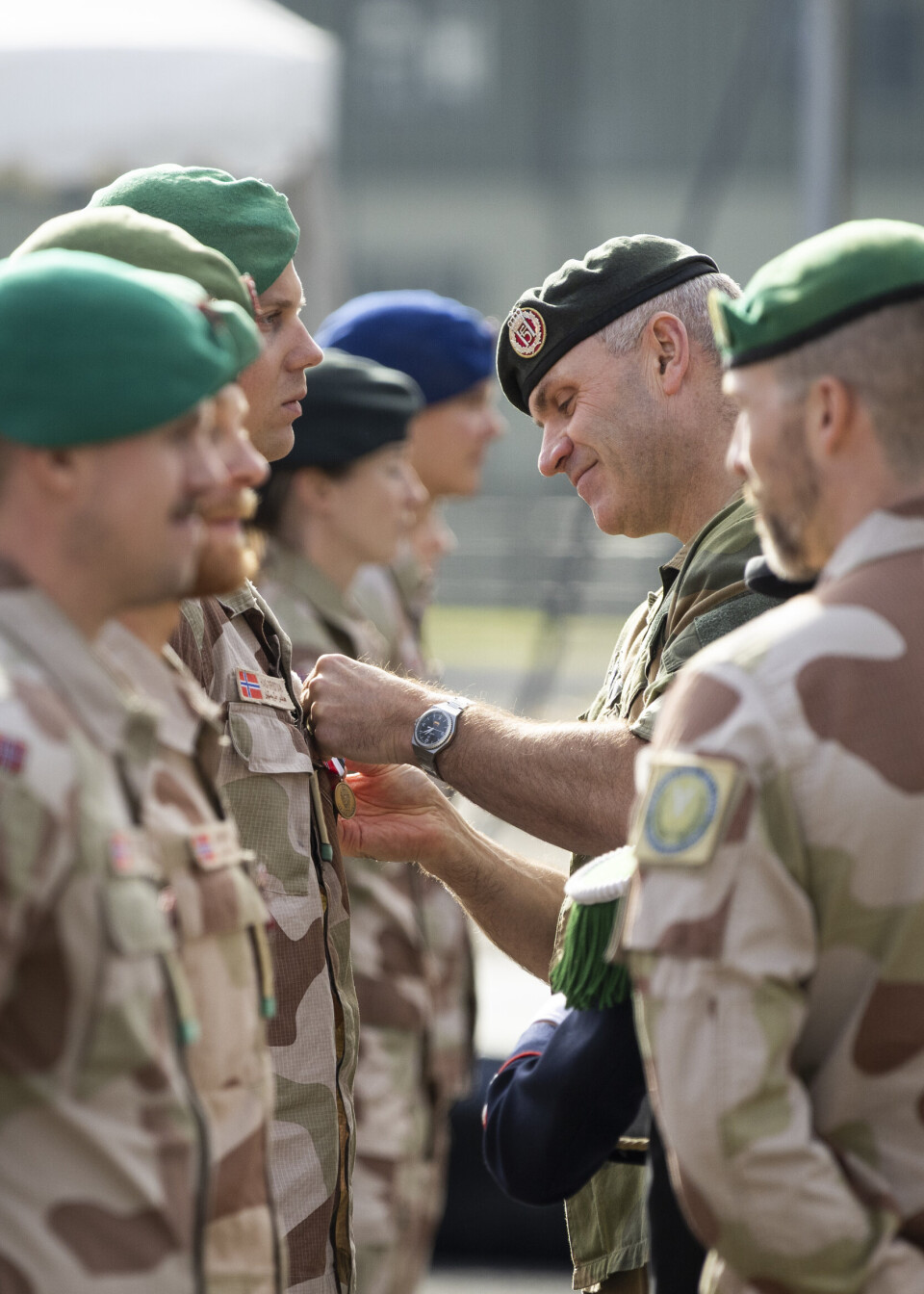 SEREMONI: Soldatene som har tjenestegjort i Irak det siste halve året fikk medalje av hærsjefen på Akershus festning fredag.