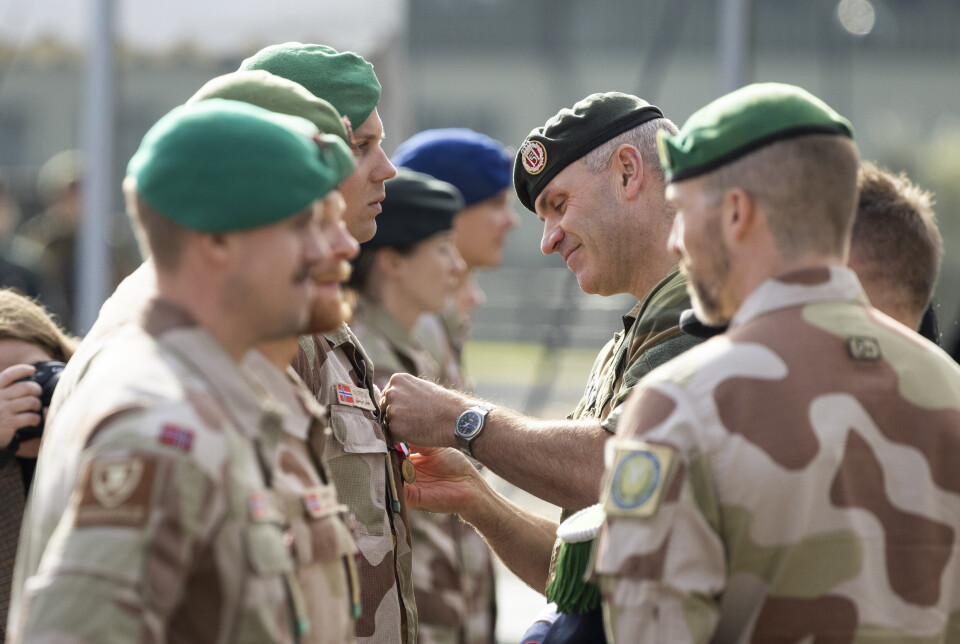 SEREMONI: Soldatene som har tjenestegjort i Irak det siste halve året fikk medalje av hærsjefen på Akershus festning fredag.
