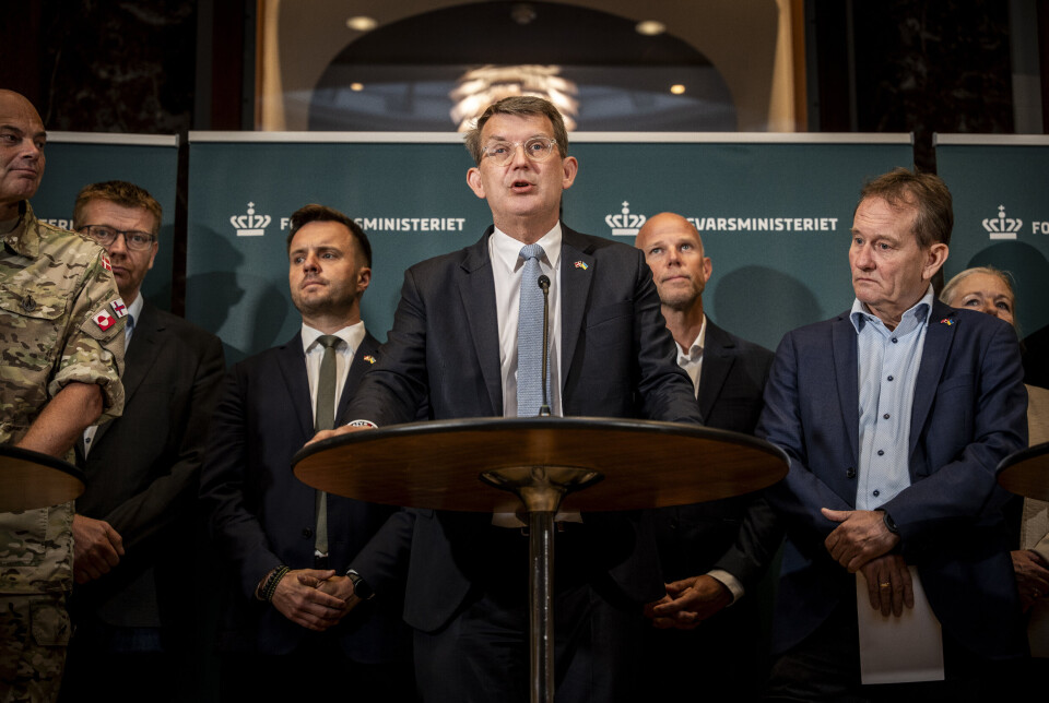 DANMARSK FORSVARSMINISTER: Danmarks forsvarministerTroels Lund Poulsen (i midten) inder en pressekonferanse 12. september.