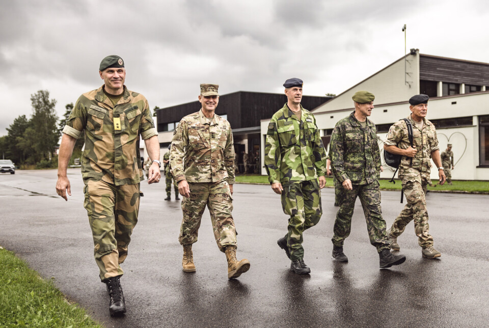 SNAKKER SAMMEN: Generalmajor Lars Lervik, sjef for Hæren, til venstre, generalløytnant Charles Costanza, øverstkommanderende for USAs V korps, USAs eneste fremskutte hovedkvarter, generalmajor Jonny Lindfors, sjef for den svenske hæren, generalløytnant Pasi Välimäki, sjef for den finske hæren og generalmajor Peter Boysen, sjef for den danske hæren har hatt et symposium på Krigsskolen Linderud i Oslo i august 2024.