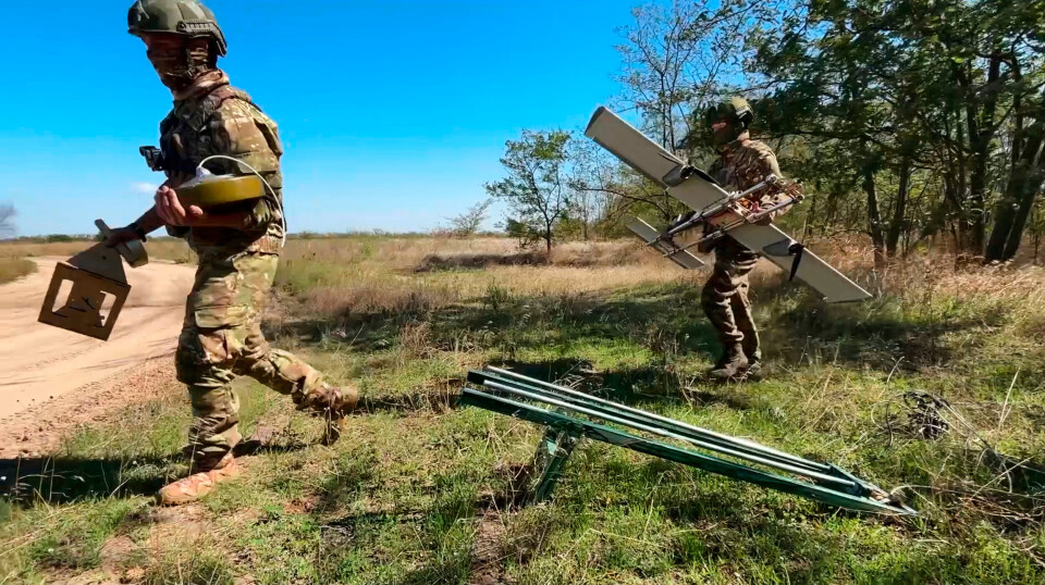 FORBEREDELSER: Russiske soldater gjør klar en drone i Ukraina.