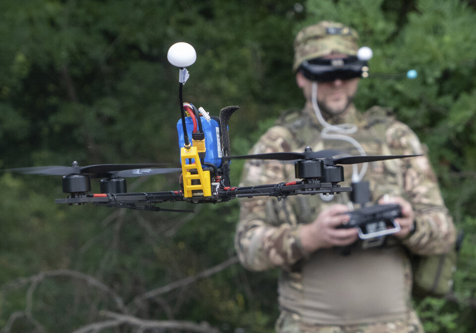 FIRST-PERSON VIEW: En ukrainsk soldat tester ut FPV-dronen ved Kharkiv.