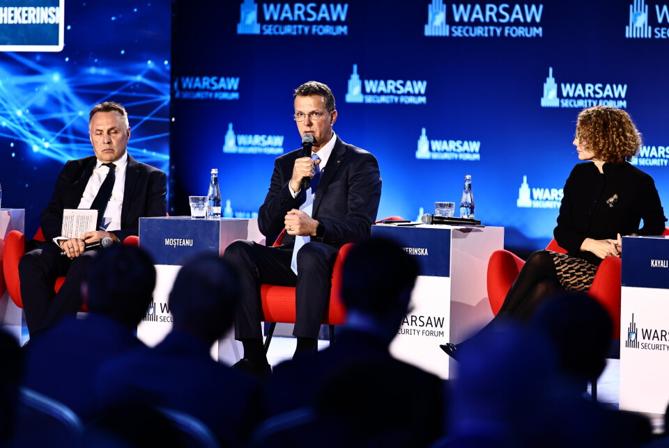ROMANIAS UTENRIKSMINISTER: Liviu-Ionuț Moșteanu, visestatsminister og forsvarsminister i Romania på scenen i Warsawa under sikkerhetskonferansen mandag 29. septemberm her sammen med Norges forsvarsminister Tore O. Sandvik.