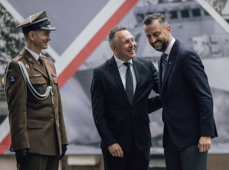WARSZAWA: Forsvarsminister Tore O. Sandvik ble tatt hjertelig imot av polens forsvarsminister Władysław Kosiniak-Kamysz i Warszawa.