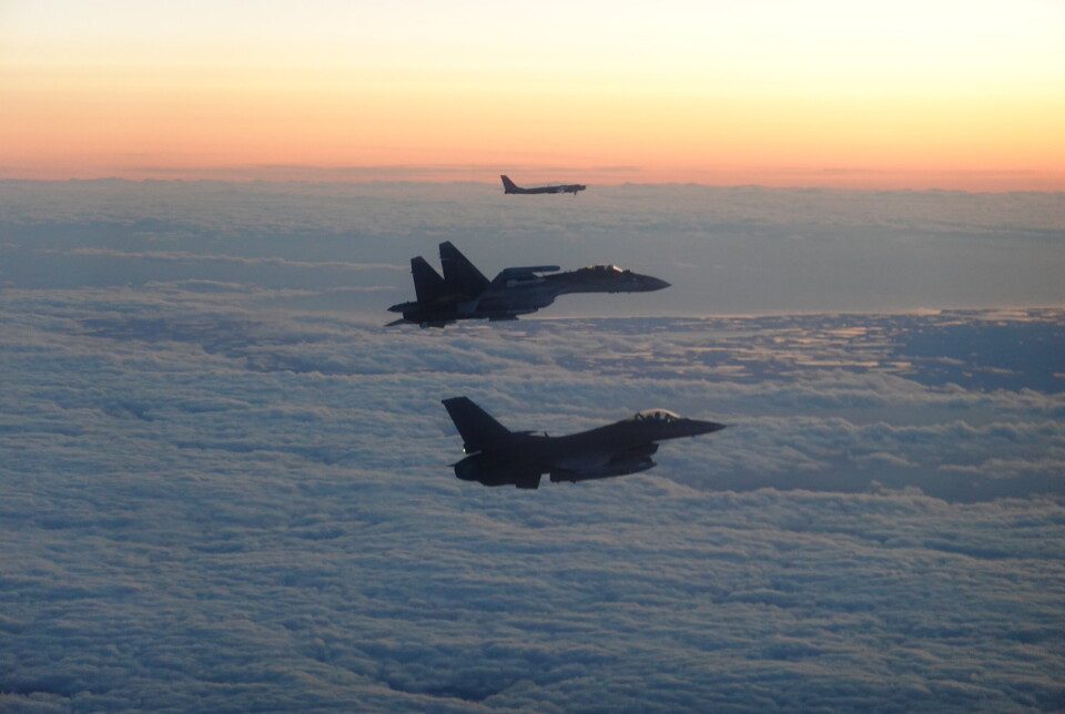 AVSKJÆRING: Et amerikansk F-16 fly, nærmest kamera, eskorterer et russisk Su-35 Flanker jagerfly og et Tu-95 Bear bombefly (lengst bort) over Beringhavet.