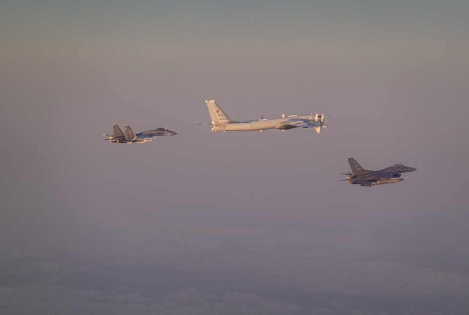 ESKORTE: Fra venstre: Et russisk Su-35 Flanker jagerfly, et russisk Tu-95 Bear bombefly og et amerikansk F-16 jagerfly.