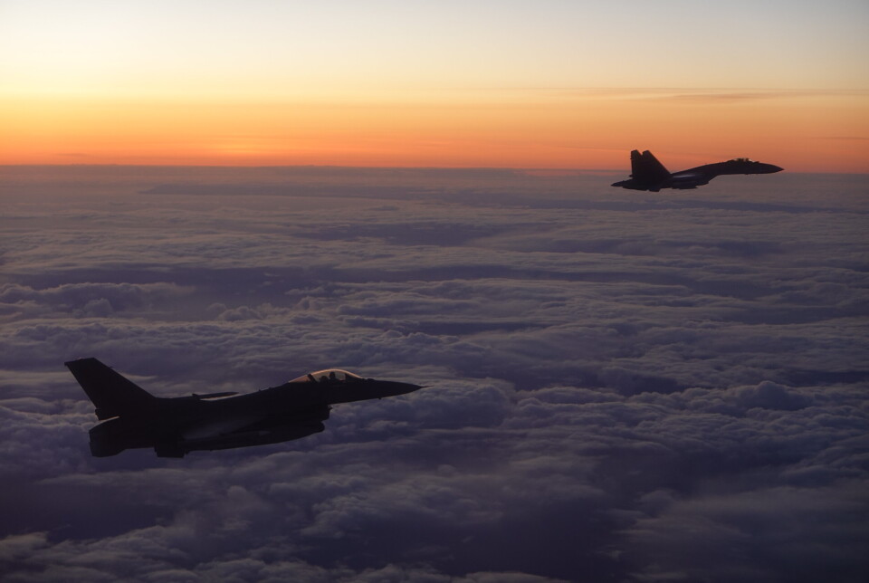BERINGHAVET: Amerikansk F-16 og russisk Su-35 Flanker.