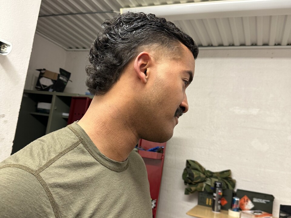 KOPPANG-KLIPP: Nicolay Voll er en av dem som har fått klippet mullet hos Daniel Koppang på Bardufoss..