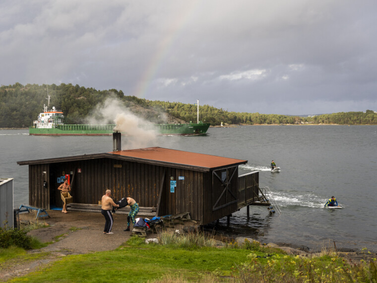 ALLSIDIG: Adrenalinrike aktiviteter balanseres med roligere alternativer som badstue, fisking, ridning, skøyter og kunstterapi. Inne i badstuen på Lilla Brattön vekslet samtalene mellom livet på fronten, helt nye erfaringer og prestasjoner på de elektriske surfebrettene som summet utenfor.