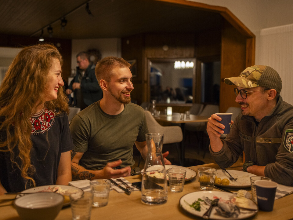 KAMERATSKAP: Mariia Fartusjna og Stanislav Popov deler middag med svenske Daniel, som har vervet seg til Hospitallers, som er en frivillig organisasjon for ambulansepersonell. Han er så langt den eneste ikke-ukrainske deltakeren som har vært med på programmet til Repower.