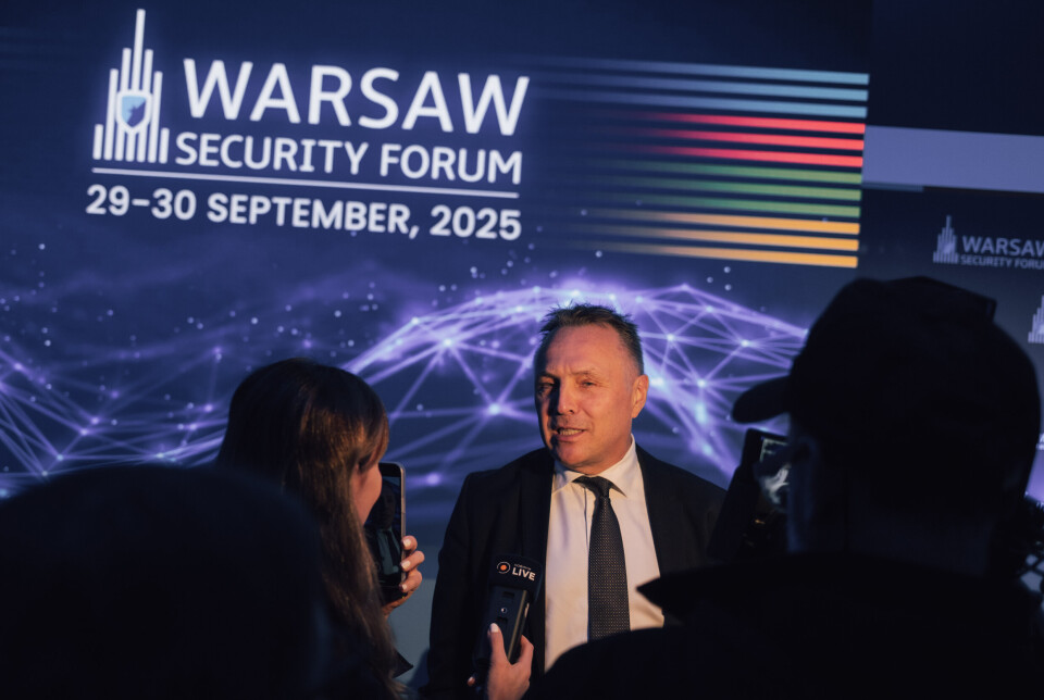 I WARSZAWA: Det er stor interesse rundt forsvarsminister Tore O. Sandvik på konferansen.