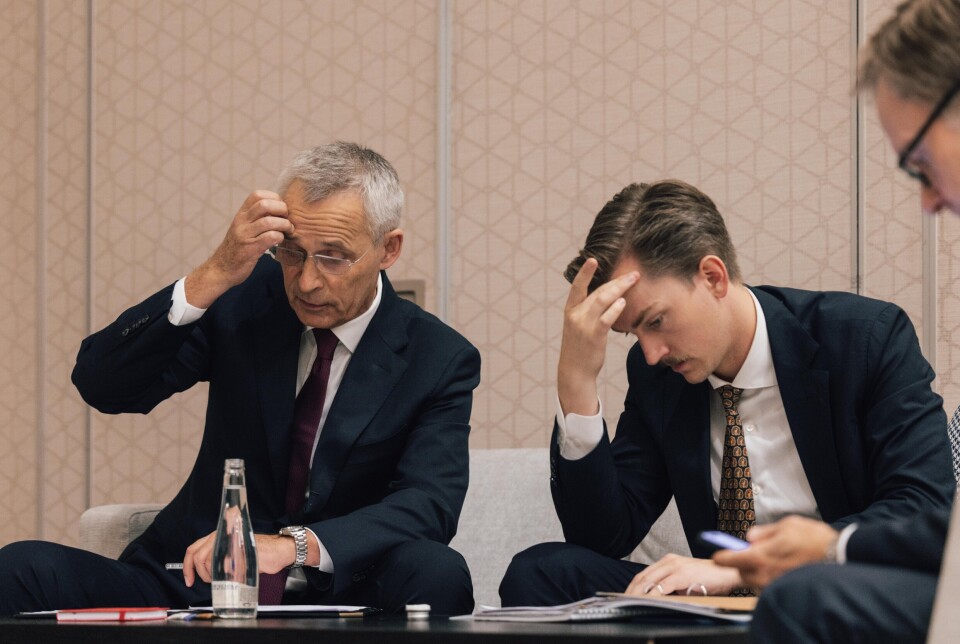 FINPUSS: Stoltenberg og politisk rådgiver Jacob Schram ser over talen som skal holdes under 'Knight of Freedom'-prisseremonien.