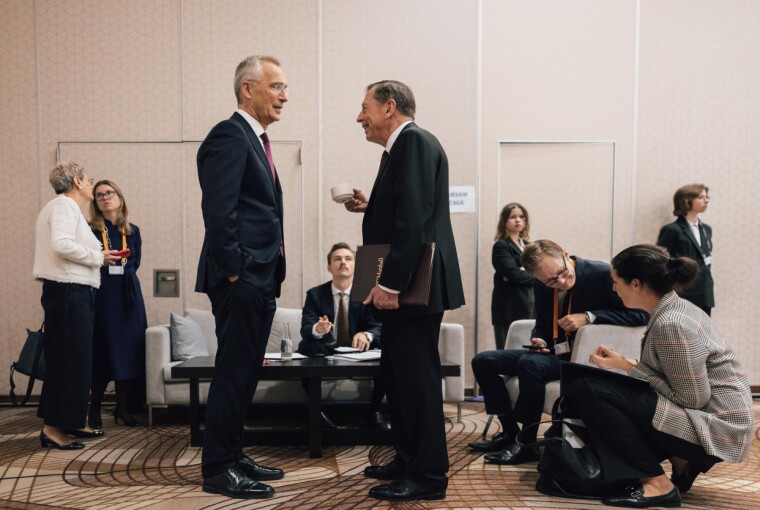 DIPLOMATI: Finansminister Jens Stoltenberg i samtale med tidligere CIA-sjef, general David Petraeus.