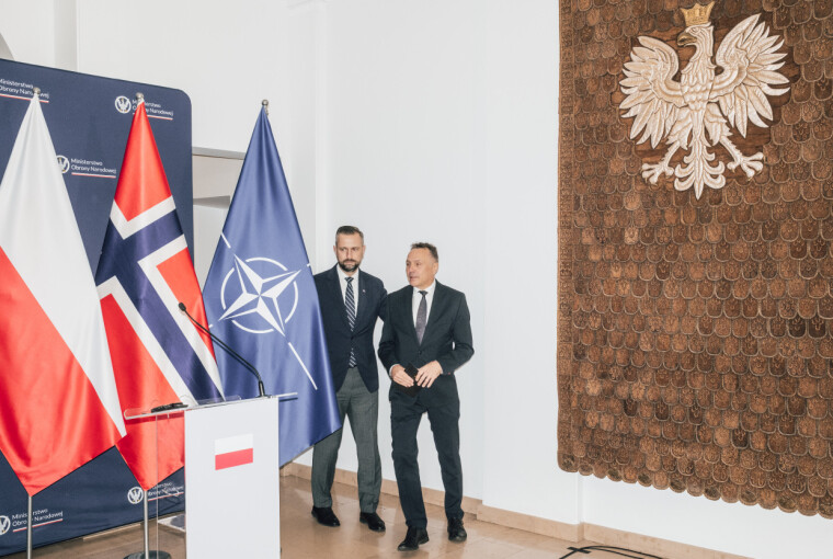 MØTE: Tore O. Sandvik møtte den polske forsvarsministeren Władysław Kosiniak-Kamysz i Warszawa mandag.