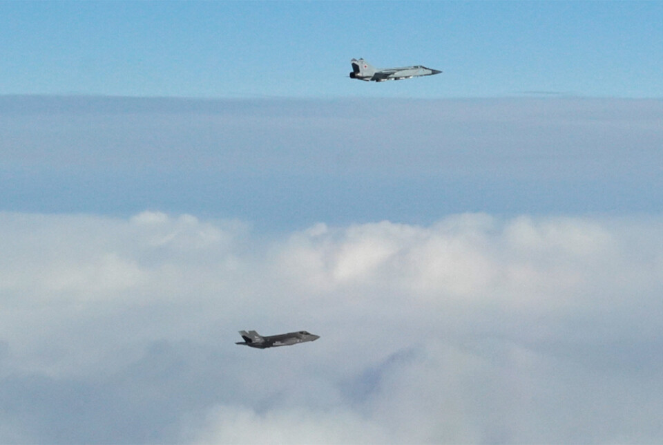 EVENES: En norsk F-35 fotografert sammen med en russisk MIG-31 Foxhound, tirsdag 14. mars.