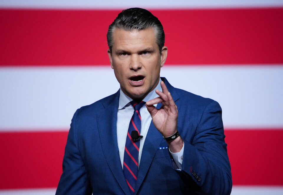 FORSVARSMINISTER: Pete Hegseth taler til amerikanske generaler under møtet 30. september.
