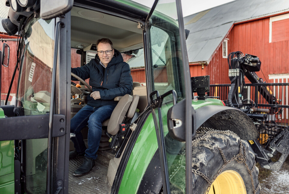 PÅ GÅRDEN: Bjørn Arild Gram under en reportasje like etter avgangen som forsvarsminister i vinter hjemme på Steinkjer.