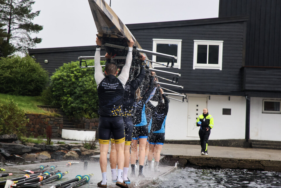 KALDDUSJ: Når båten skal opp fra vannet, blir det tydelig hvor mye vann – fra himmelen og fra Nordåsvannet – som har funnet veien opp i konkurranseåtteren.