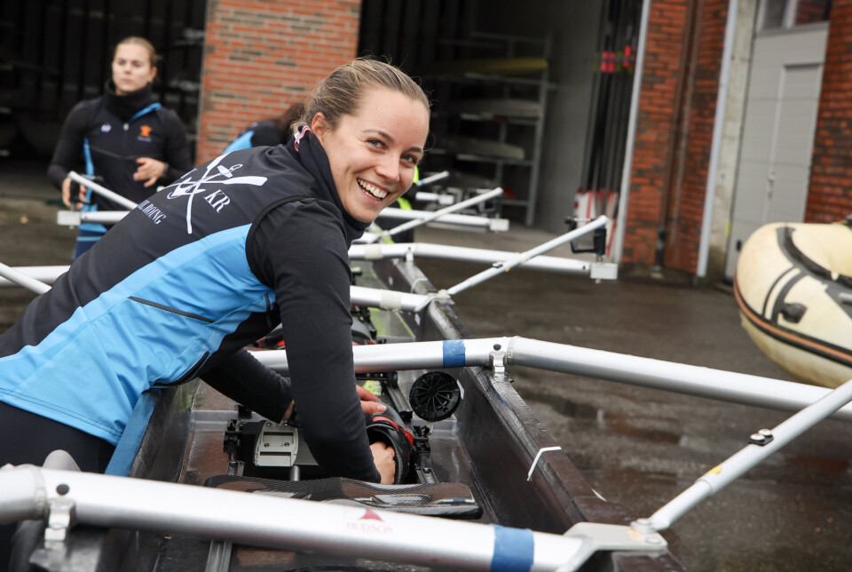 «CAPTAIN»: Ingrid Jahns Steihaug er captain, eller kaptein, for Sjøkrigsskolens kvinnelige roklubb (SKKR). Her forbereder hun båten før den settes på vannet.