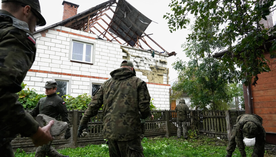 POLEN: Personell fra det polske forsvaret plukker vrakrester og bygningsrester ved et hus i nærheten av Lublin i Polen som følge av at russiske droner krenket polsk luftrom. Bildet er datert 11. september.
