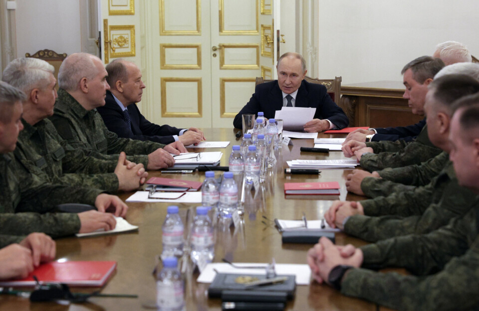I MØTE: Et bilde fra møtet viser Russlands president Vladimir Putin i samtale med ledelsen i forsvarsdepartementet og generalstaben, samt med feltsjefer fra krigssonen i Ukraina. Møtet fant sted i St. Petersburg tirsdag 7. oktober 2025.