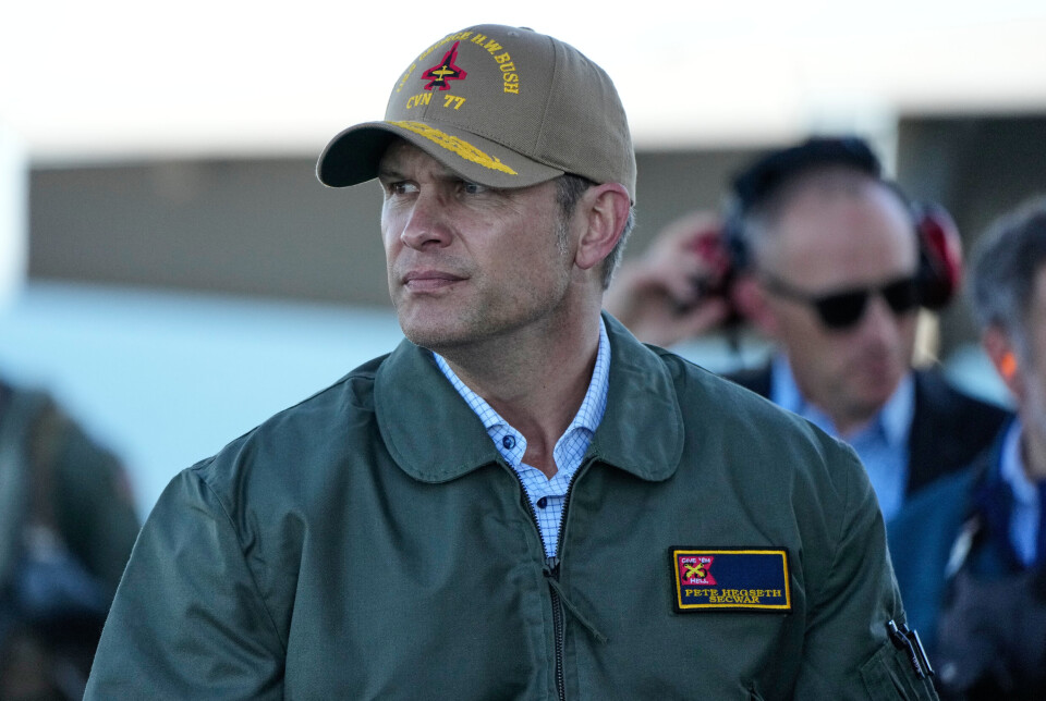 FORSVARSMINISTER: USAs forsvarsminister Pete Hegseth under en feiring av at Marinen er 250 år. Bildet er fra hangarskipet USS George H.W. Bush utenfor marinebasen Norfolk og er datert 5. oktober.