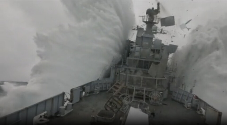SISTE REIS: Her blir KNM Trondheim truffet av en torpedo.