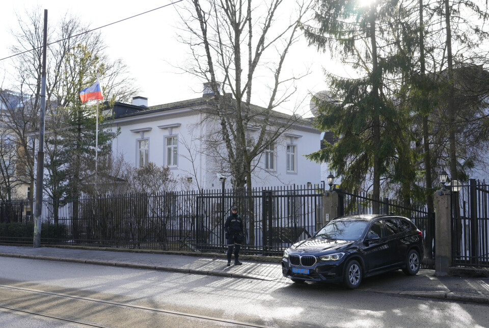 PÅ BESØK: En skoleklasse ved en videregående skole i Oslo besøkte den russiske ambassaden nylig. Det reagerer skolebyråden i Oslo sterkt på.