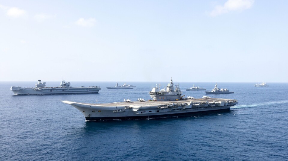 TRENING MED INDIA: Norge er med på samtrening med den indiske fregatten INS Vikrant foran i bildet. I bakgrunnen er den britiske fregatten HMS Prince of Wales.