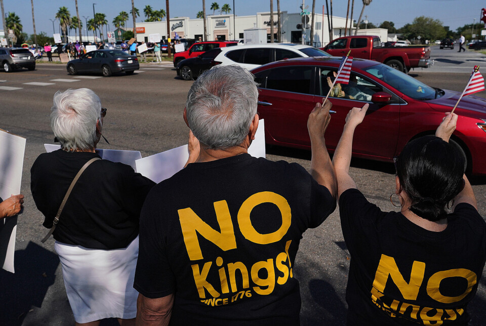 DEMONSTRERTE I HELE LANDET: Deltakere i No-Kings protesten i Texas forrige lørdag.