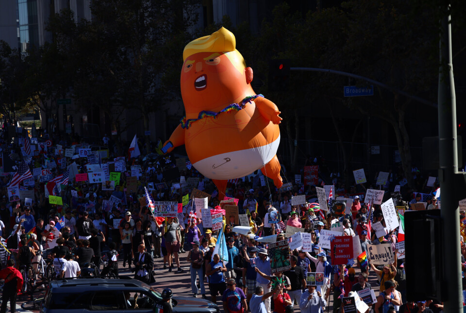 LOS ANGELES: Demonstrantene trakk med seg en stor, oppblåsbar Donald Trump gjennom gatene i Los Angeles lørdag 18. oktober.