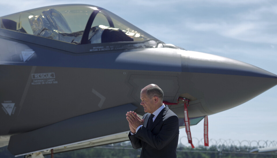 2022: Den tyske rikskansleren Olaf Scholz står foran et F-35-fly under et flyshow i Berlin i 2022.