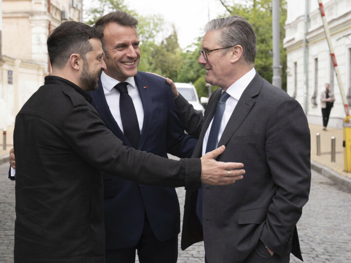 FREDAG: Koalisjonen av de villige møtes fredag, ifølge Frankrikes president Emmanuel Macron, her sammen med Ukrainas president Volodymyr Zelenskyj (t.v.) og Storbritannias statsminister Keir Starmer.