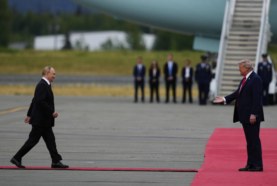 TIDLIGERE MØTE: Donald Trump ønsket Vladimir Putin velkommen da de møttes sist i august i år. Nå trekker planleggingen av et nytt møte ut.