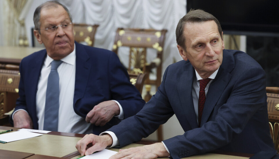 ADVARER: Sjefen for den russiske utenlandsetterretningen, Sergei Narysjkin under et møte i Kreml i september. Ved siden av ham sitter utenriksminister Sergej Lavrov.