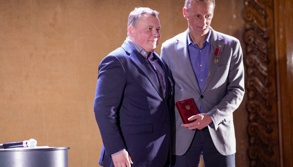 ÆRESUTMERKELSE: Forsvarssjef Eirik Kristoffersen sammen med Ukrainas ambassadør i Norge Oleksiy Petrovych Gavrysh.