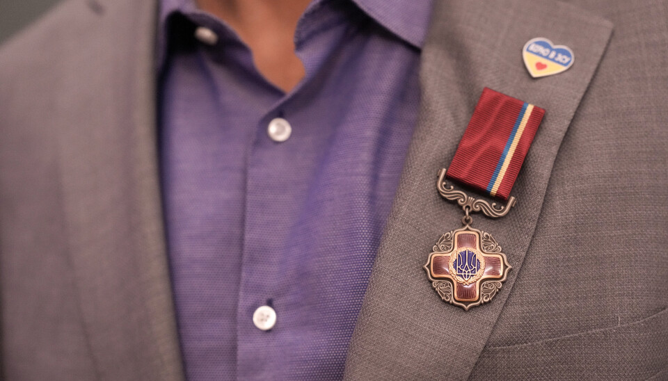 FREMRAGENDE INNSSATS: Slik ser æresutmerkelsen forsvarssjef Eirik Kristoffersen fikk utdelt for hans fremragende innsats for Ukraina.