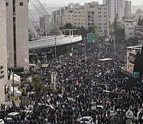 Titusener av ultraortodokse jøder demonstrerer mot verneplikt