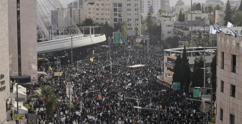 Titusener av ultraortodokse jøder demonstrerer mot verneplikt