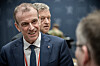Eirik Lie i dress står i forgrunnen før møte på Statsministerens kontor i Oslo.